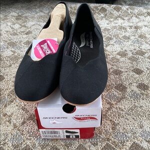 Skechers Women's Black Arch Fit Loafers